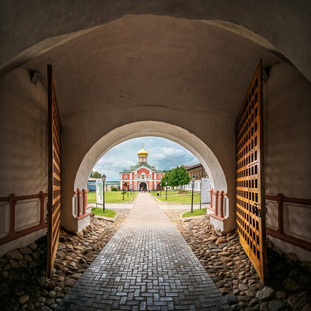 Vue de l'église du monastère d'Iversky depuis une arche