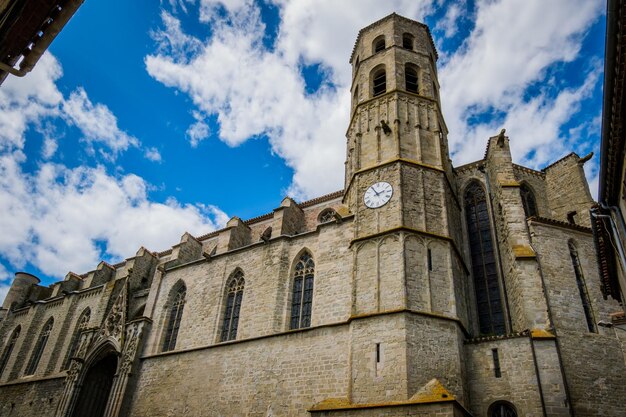 Vue sur l'église gothique médiévale de Fanjeaux dans le sud de la France (Aude)