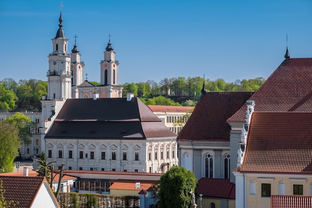 Vue de l'église de l'hôtel de ville de St Francis Xavier Bernardine monastère et vieille ville de Kaunas Lituanie