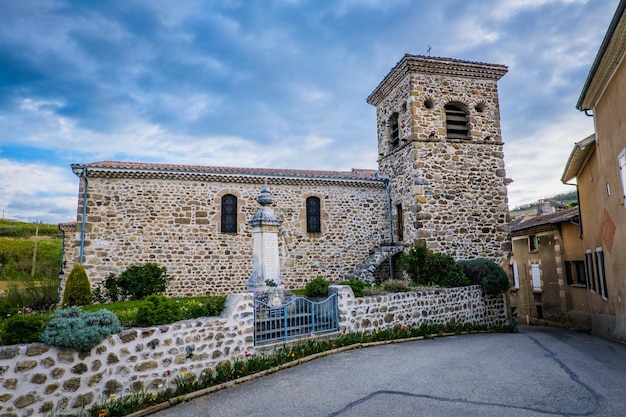 Vue sur l'église médiévale Saint Etienne dans le petit village de St Etienne de Valoux en Ardèche