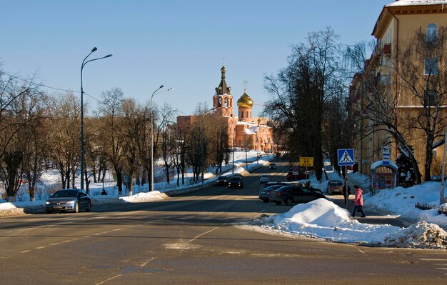 Vue sur l'église orthodoxe depuis la rue KarlMarx par une journée ensoleillée