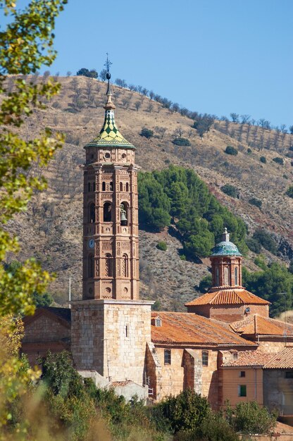 Vue de l'église avec sa tour mudéjar à Baguena Zaragoza Aragon Espagne