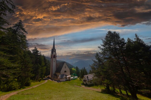 Vue de l'église Saint Jacob à Ortisei