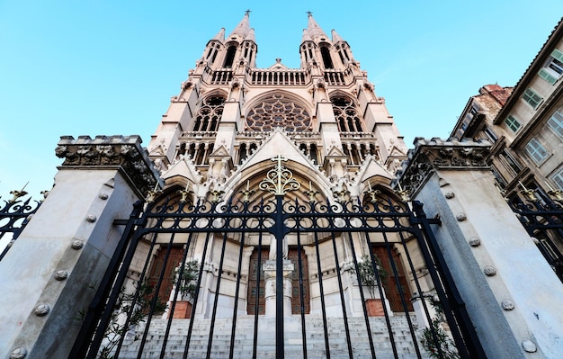 Vue de l'église SaintVincent de Paul au sommet de la Canebière à Marseille