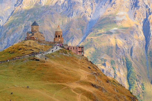 Vue de l'église de la Trinité de Gergeti