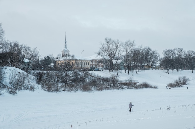 Vue de l'église Varlaam Khutynsky par un matin d'hiver à Vologda.