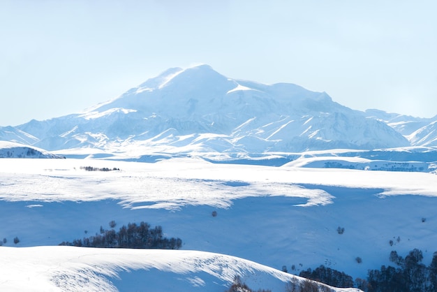 Vue d'Elbrouz depuis le col Gumbashi avec zoom