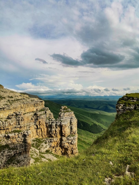 Vue d'Elbrouz et le plateau de Bermamyt dans la République KarachayCherkess Russie