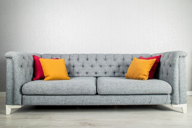 Vue élégante et tendance sur un canapé de style campagnard avec des oreillers colorés