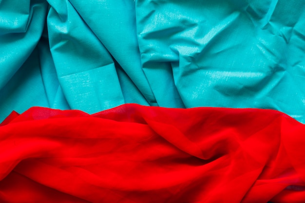 Vue élevée de bleu et rouge tissu coloré