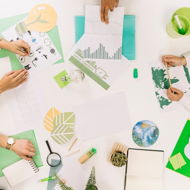 Photo vue élevée de la main de gens d'affaires avec diverses ressources naturelles icône sur le bureau