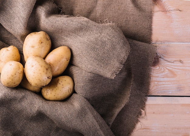 Photo vue élevée, de, pommes terre brutes, sur, toile sac