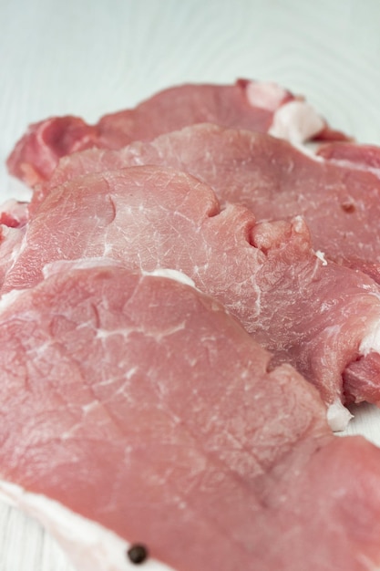 Vue élevée des steaks de viande crue et des épices sur fond blanc Filet de viande de boeuf