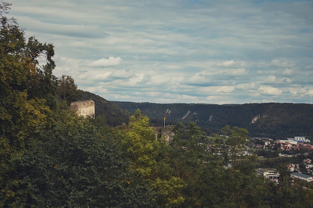vue élevée de la ville de kipfenberg en bavière