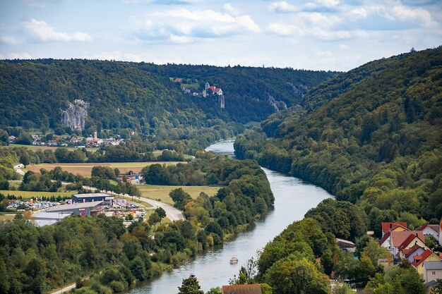 vue élevée de la ville de kipfenberg en bavière