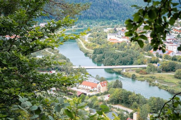 vue élevée de la ville de kipfenberg en bavière