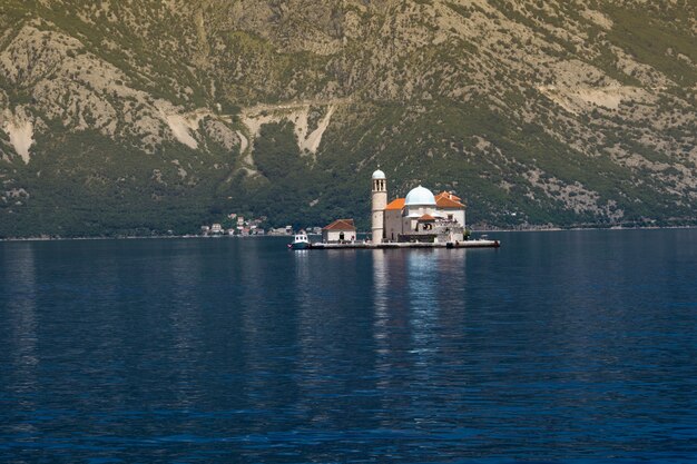 Vue éloignée sur l'île Notre-Dame du récif et l'église de la baie de Kotor au Monténégro