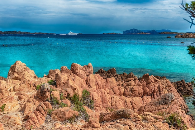 Photo vue sur l'emblématique spiaggia del principe, l'une des plus belles plages de la costa smeralda, sardaigne, italie