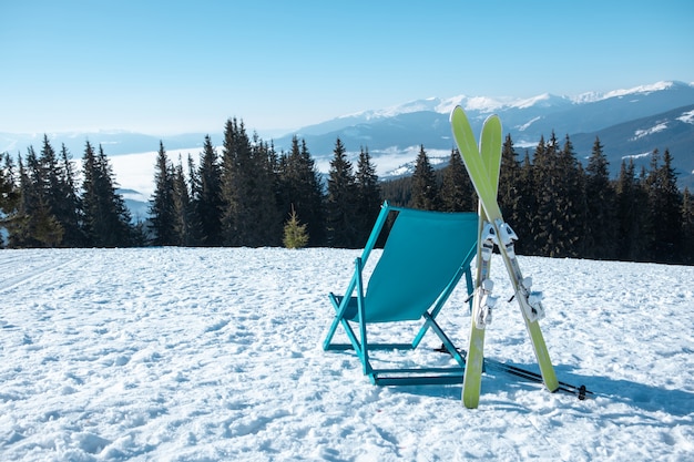 Vue de l'endroit pour se reposer avec une chaise au sommet du mont à la station de ski journée ensoleillée