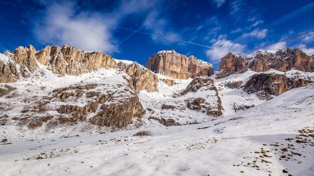 Vue enneigée sur les montagnes Dolomites et route Italie Europe