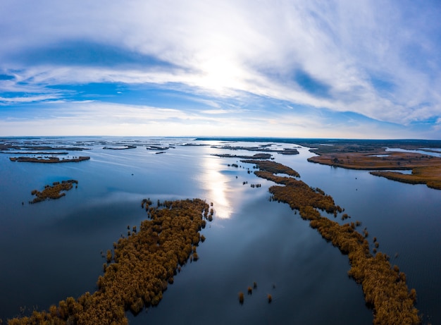 Vue d'ensemble de la belle Samarskie Plavni dans la chaude lumière du soir en Ukraine