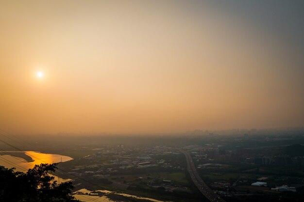 Vue d&#39;ensemble cityscape city et mountation