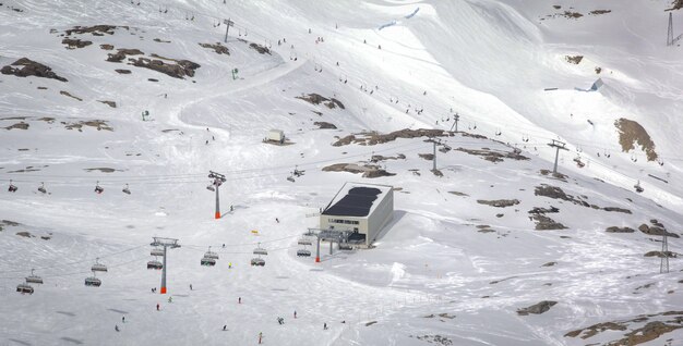 Vue d&#39;ensemble de la station de ski autrichienne dans les Alpes