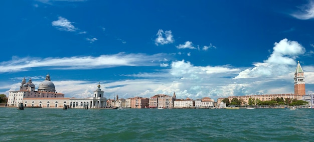 Vue ensoleillée de Venise depuis le grand canal