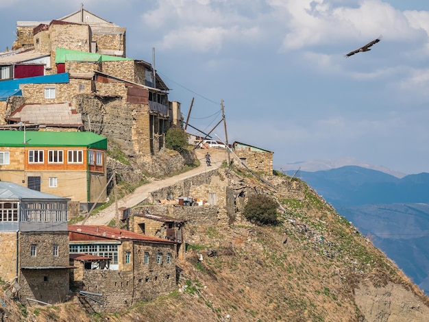 Vue Ensoleillée De La Villa Sur Le Rocher. Authentique Village De Montagne Du Daghestan De Choh. Russie.