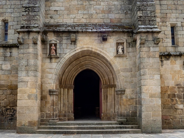 Vue de l'entrée de la cathédrale de Vila Real Portugal