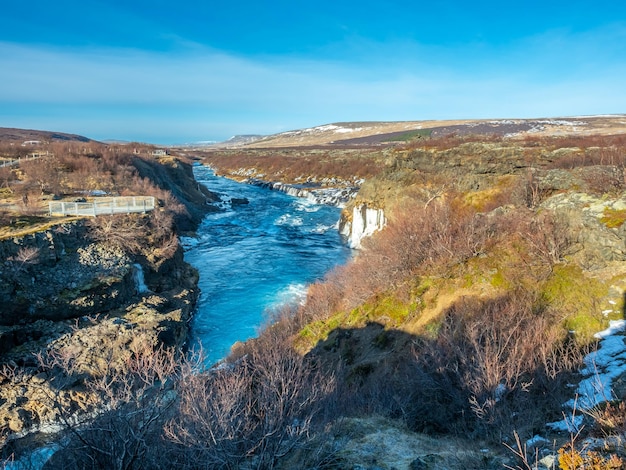 Vue environnante autour de la cascade de Hraunfossar magnifique site naturel inhabituel en Islande