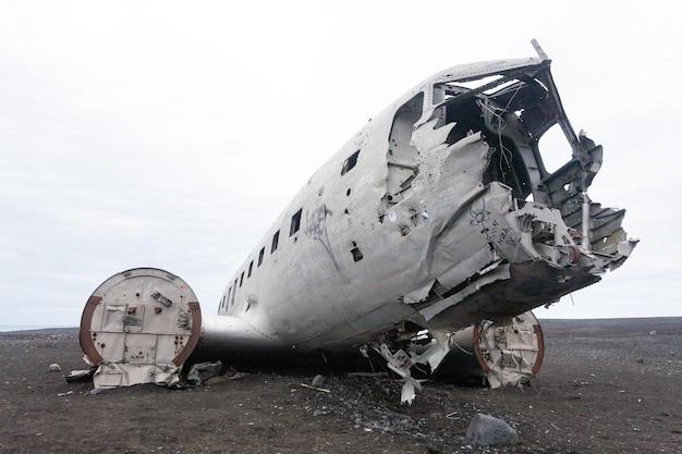 Photo vue de l'épave d'avion de solheimasandur, point de repère du sud de l'islande avion abandonné sur la plage