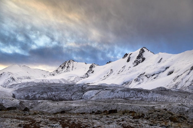 Vue épique sur la montagne au Kazakhstan