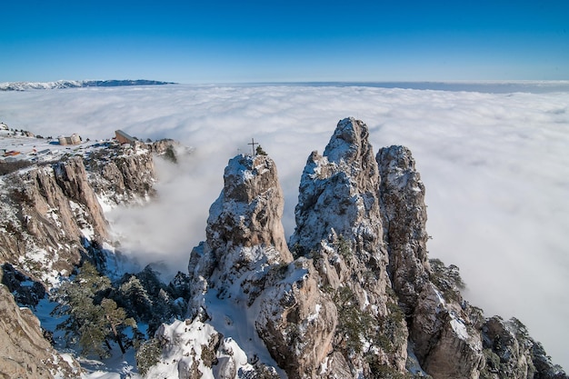 Une vue épique de pics rocheux entourés de nuages