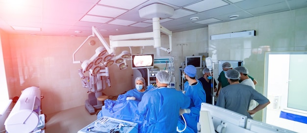 Vue d'une équipe chirurgicale opérant un patient dans une salle d'opération Vue panoramique