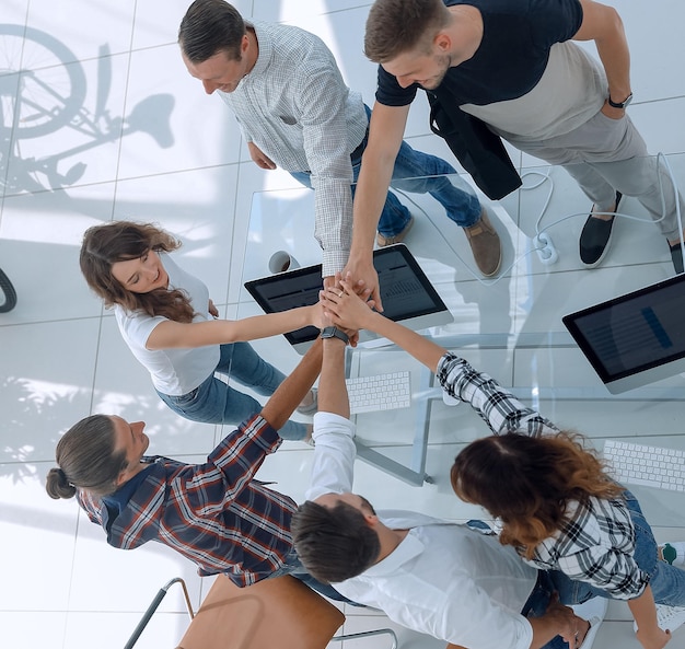 Vue de l'équipe topcreative avec les mains jointes