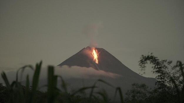 vue sur l'éruption du volcan merapi la nuit