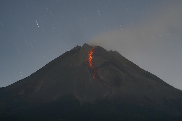 Photo vue de l'éruption d'un volcan la nuit