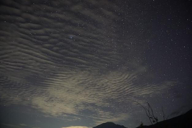 vue de l'éruption d'un volcan la nuit