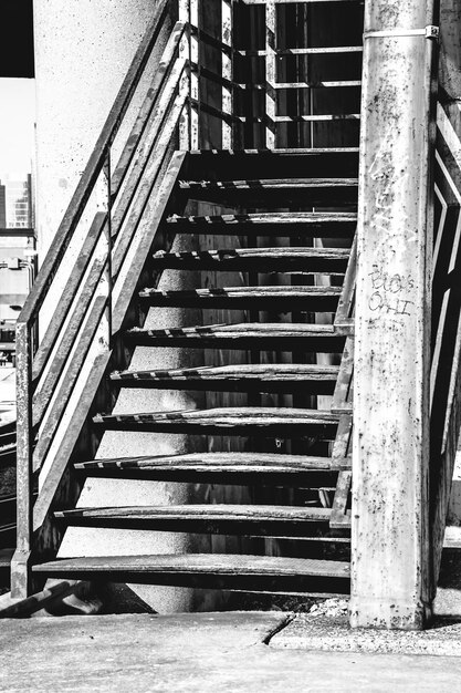 Photo vue d'un escalier dans un bâtiment sous un angle bas