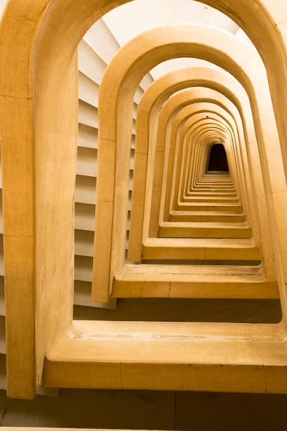 Vue de l'escalier d'un grand immeuble