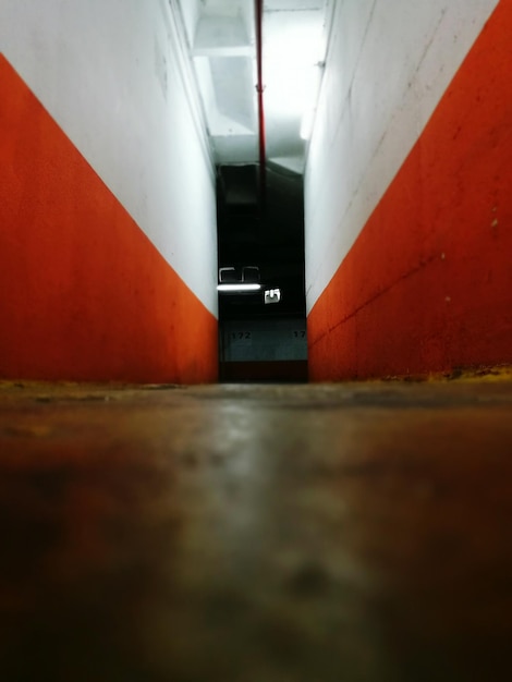 Photo vue des escaliers mécaniques d'une station de métro