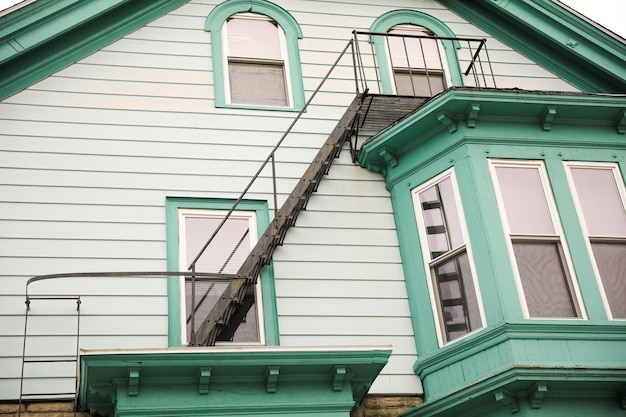 vue des escaliers de secours sur les bâtiments et les maisons Une série d'échelles métalliques et de plates-formes sont visibles