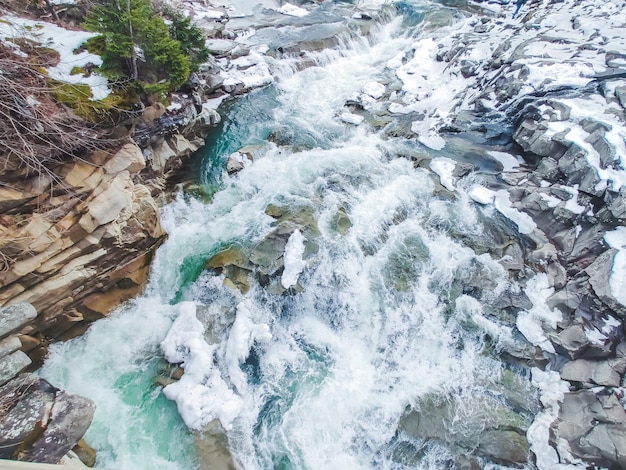 Vue de l'espace de copie de la rivière du ruisseau de la cascade d'hiver