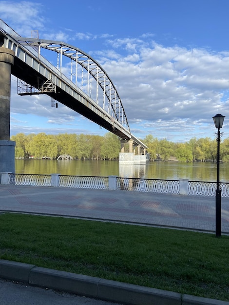 Vue esthétique sur un pont et une rivière avec un ciel bleu