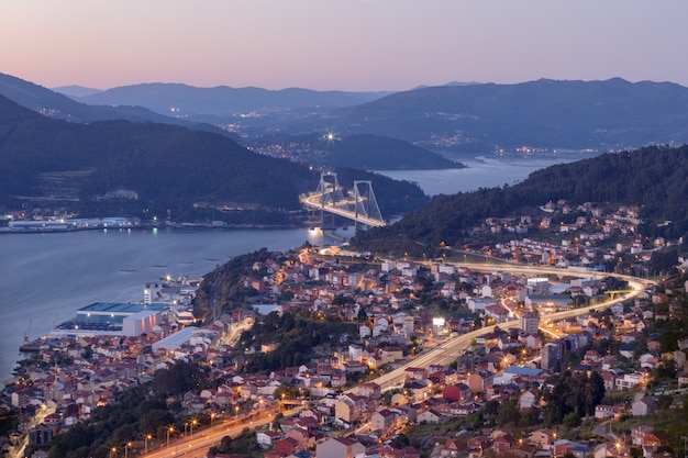 Vue de l'estuaire de Vigo au coucher du soleil