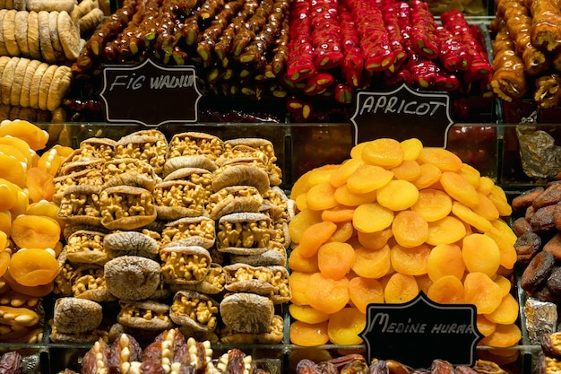 Vue de l'étagère du marché avec des desserts sucrés