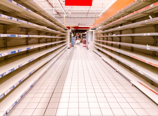 Photo vue des étagères vides dans un supermarché