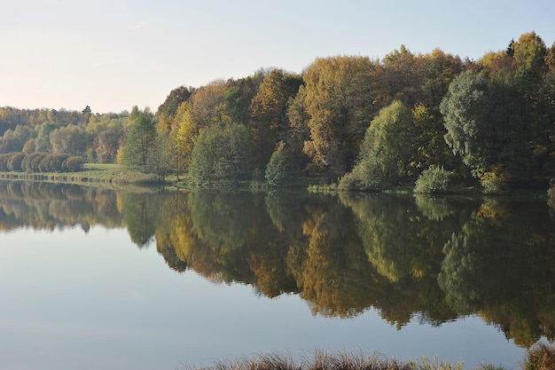 Vue sur l'étang du parc aux couleurs d'automne - paysage d'automne