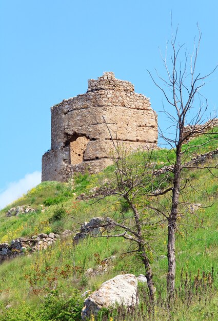 Vue d'été de l'ancienne forteresse génoise